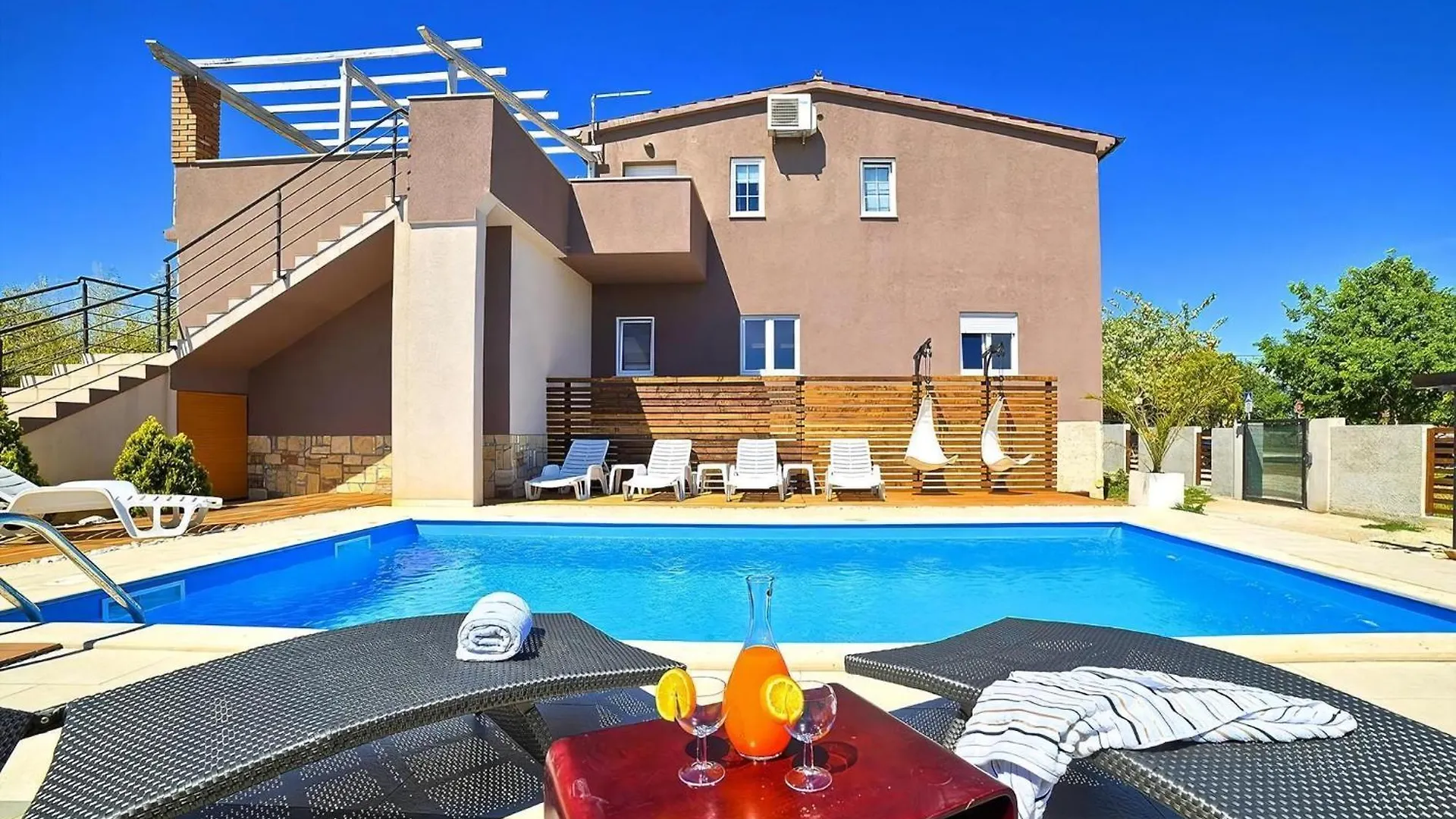 Ferienhaus In Arena Mit Privatem Pool Sisan